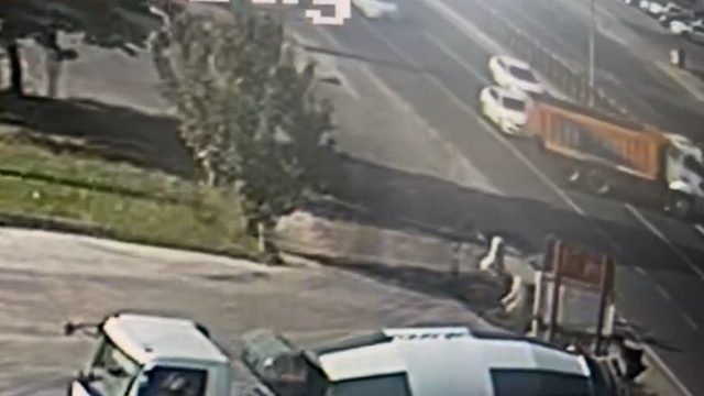 Kamyonun refüje çıktığı kaza kamerada