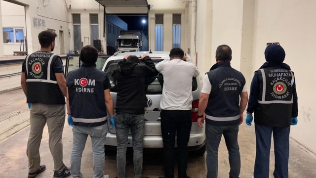 Edirne'de otomobilin gizli bölmesinde 2 düzensiz göçmen yakalandı
