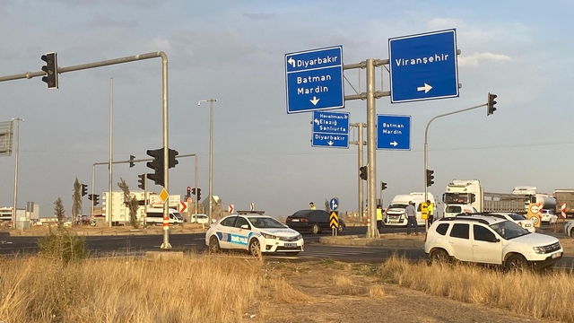Diyarbakır'da kamyonun çarptığı otomobildeki 1 kişi öldü, 2 kişi yaralandı
