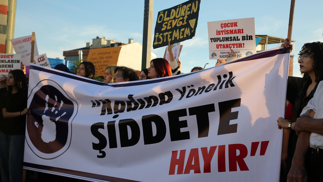 Edirne'de kadınlar, siyah giyerek kadın, çocuk ve hayvanlara şiddeti protesto etti