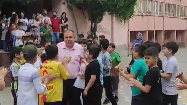 Diyarbakır'da emekli öğretmene duygusal veda