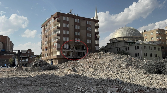 Ağır hasarlı bina, yıkım esnasında yanındaki binanın üzerine düştü
