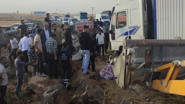 Diyarbakır'da kamyonla otomobil çarpıştı: 1 ölü, 2 yaralı