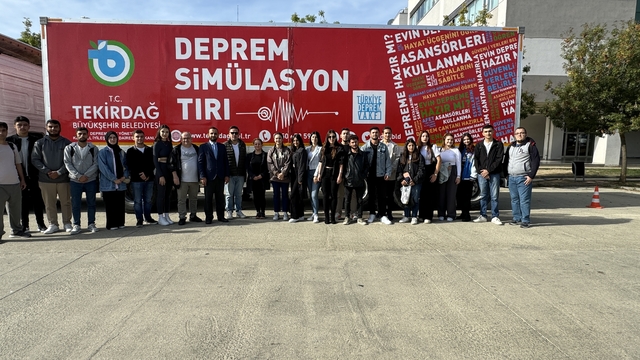 Tekirdağ'da üniversite öğrencilerine simülasyon tırında deprem eğitimi verildi