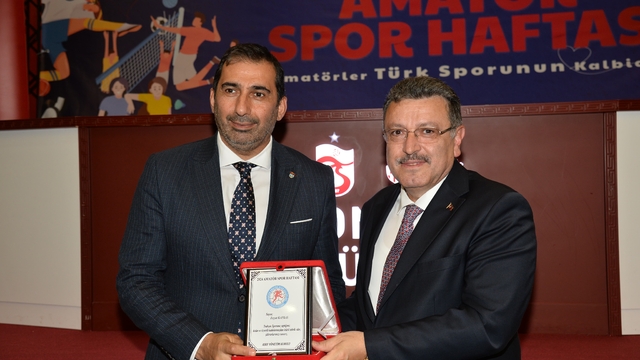 Trabzonspor Kulübü Asbaşkanı Zeyyat Kafkas, "En iyi spor adamı" seçildi