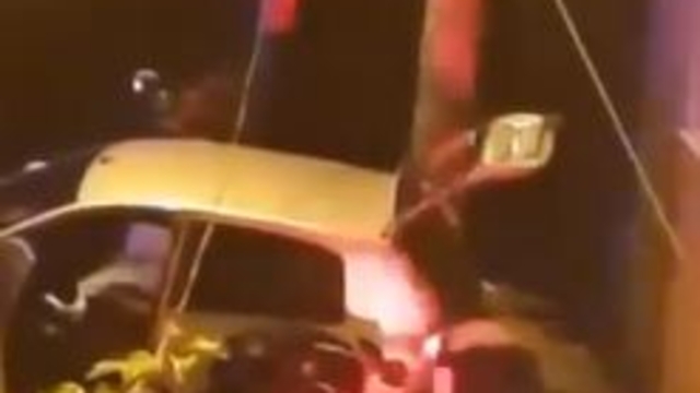 İzmir'de polis, denetlemeden kaçan otomobili lastiklerine ateş açarak durdurdu: 2 gözaltı