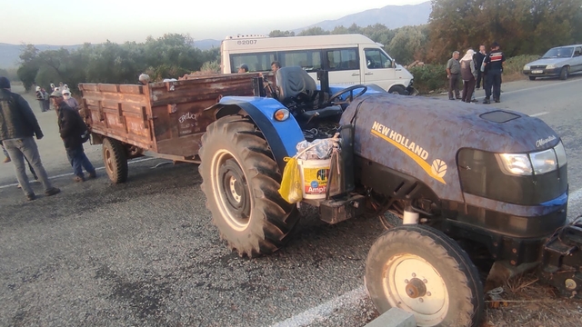 Karacasu'da minibüsle çarpışan traktördeki 1 kişi yaralandı