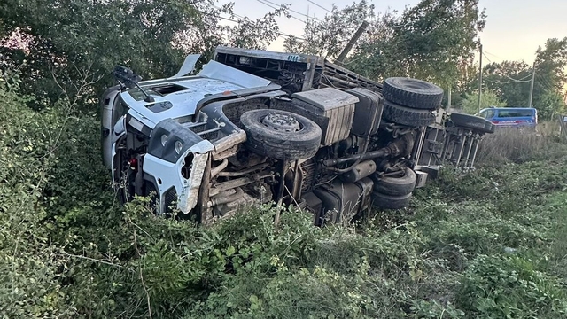 Lüleburgaz'da devrilen tırın sürücüsü kazadan yara almadan kurtuldu