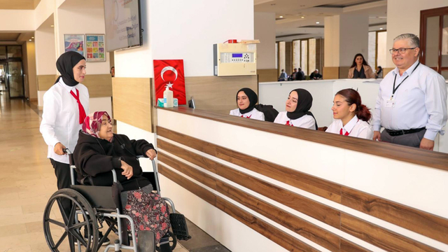 Fakülte hastanesinde 63 öğrenci, hastalara refakatçi oldu