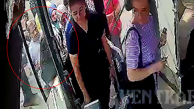 Otobüse binen kadının çantasındaki cep telefonunu saniyeler içinde çaldı