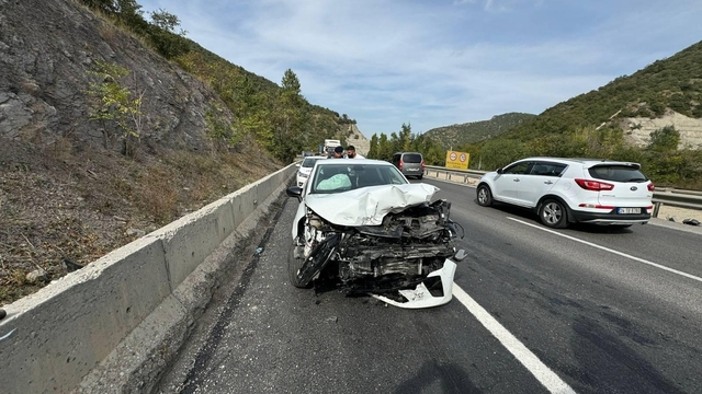 Pazaryeri'nde 2 otomobilin çarpıştığı kazada 2 kişi yaralandı