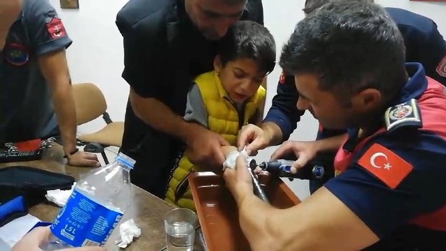 Çocuğun, bisiklet borusuna sıkışan parmağını itfaiye kurtardı