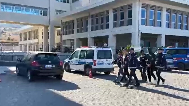 Çanakkale'de 79 kaçak göçmen, 2 organizatör yakalandı