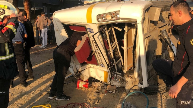 İşçi minibüsüyle tanker çarpıştı: 12 yaralı
