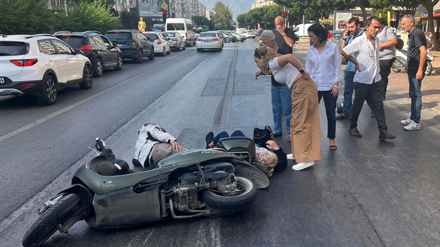 Kazada yaralanan 2 kişiye, nöbetten çıkan doktor müdahale etti
