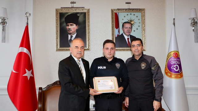 Hükümlüyü, karar çıktıktan 1 dakika sonra yakalayan polislere ödül