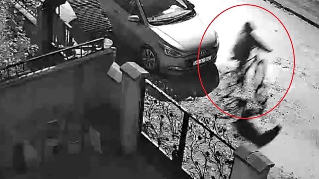 Apartmanın bahçesindeki bisikleti çalıp kaçtılar