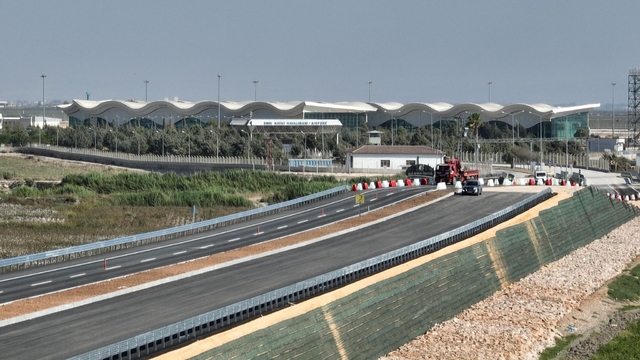 Depremlerde hasar gören Hatay Havalimanı yolu tek yönden gidiş geliş trafiğine açıldı