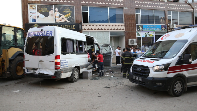 Hatay'da freni arızalanan iş makinesinin 7 araca çarpması sonucu 8 kişi yaralandı