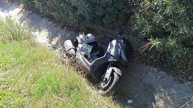 Yağmur suyu kanalına düşen motosikletliye ilk müdahaleyi polisler yaptı