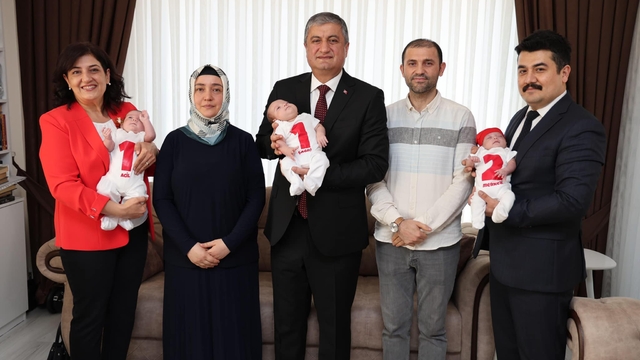 Karabük Valisi Yavuz'dan üçüz bebek sevinci yaşayan anneye ziyaret
