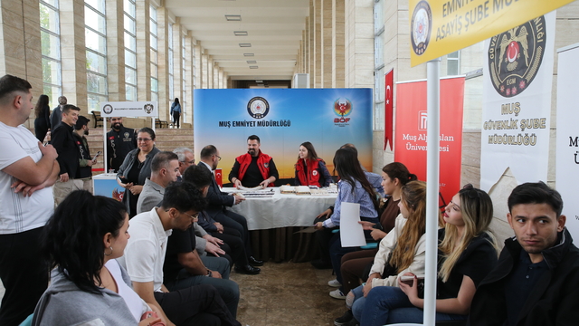Muş'ta "El Ele Güvenli Geleceğe Projesi" kapsamında bilgilendirme standı kuruldu