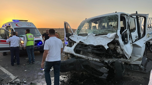 Mardin'de iki kamyonet kafa kafaya çarpıştı: 4 yaralı