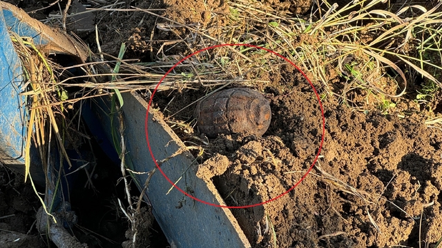 Tarlayı süren çiftçinin traktörünün pulluğuna el bombası takıldı