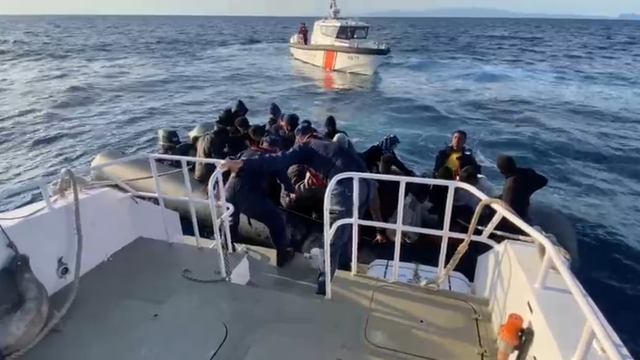 İzmir açıklarında 27 düzensiz göçmen yakalandı