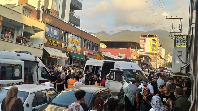Hatay'da freni arızalanan kepçe 7 araca çarptı: 8 yaralı