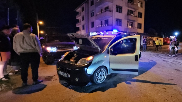 Sakarya'da park halindeki araca çarpan otomobildeki 1 kişi öldü, 1 kişi yaralandı
