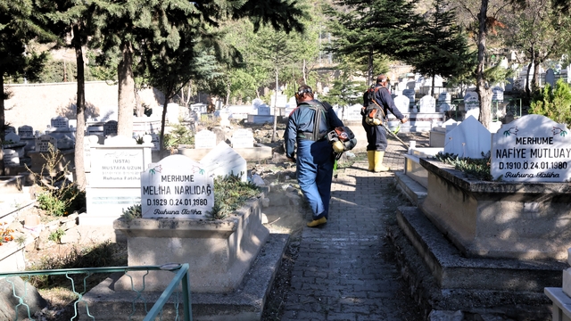 Tokat'ta mezarlıklarda bakım çalışmaları yapıldı