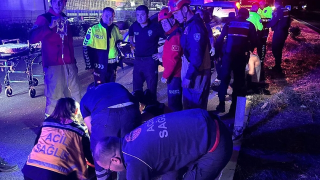 Minibüs, yol kenarındaki polis aracına çarptı: 1'i polis, 3 yaralı