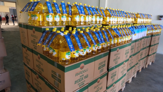 Çorum Belediyesince üretilen ayçiçeğinden elde edilen 3 bin litre yağ dağıtıma hazır