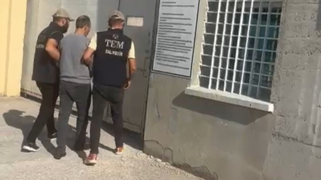 Balıkesir'de kesinleşmiş hapis cezaları bulunan 2 FETÖ hükümlüsü yakalandı
