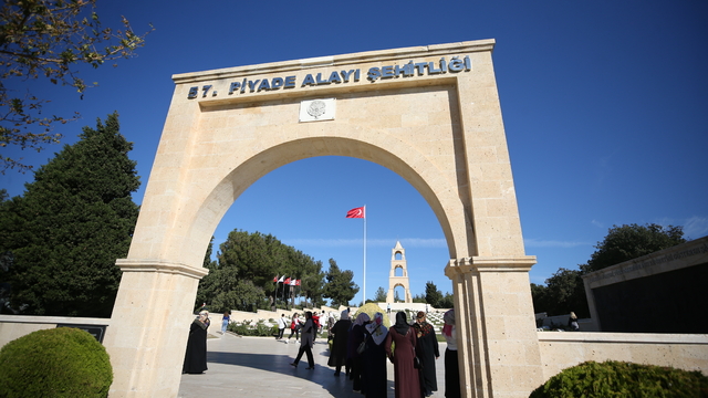 Çanakkale'nin Batmanlı misafirleri Tarihi Gelibolu Yarımadası'ndaki şehitlik ve anıtları gezdi
