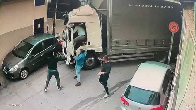 Hareket eden kamyonunu peşinden koşup durdurdu; o anlar kamerada