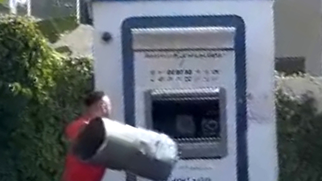 ATM'lere taş ve çöp kovasıyla saldırdı