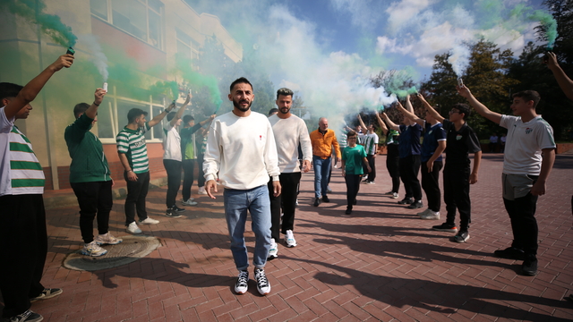 Meslek lisesinin öğrencileri her ayın 16'sında okula Bursaspor forması giyerek geliyor