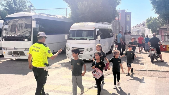 Bozyazı'da polis ekipleri okulların çevresinde denetim yaptı
