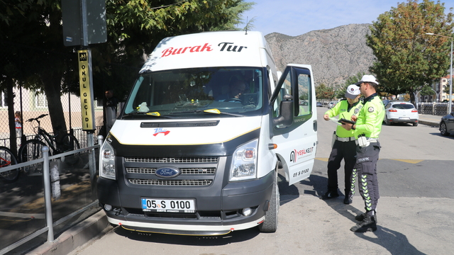 Sözünü tutan trafik polisi emniyet kemeri takan öğrencilere çikolata verdi
