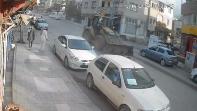 7 araca çarpan iş makinesinin yokuş aşağı hızla ilerlediği anlar kamerada