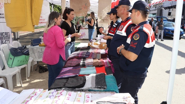 Kırşehir'de jandarma kadın esnafı bilgilendirdi