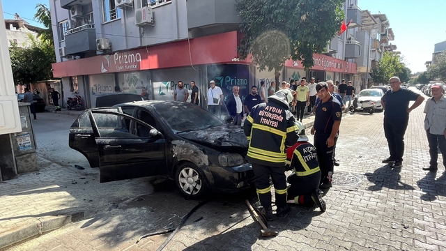Nazilli'de seyir halindeyken alev alan otomobil kullanılamaz hale geldi