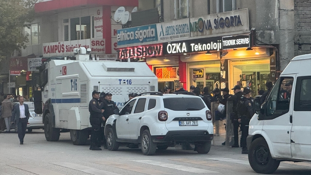 Van'da iki grup arasında taşlı sopalı kavgaya polis ekipleri müdahale etti