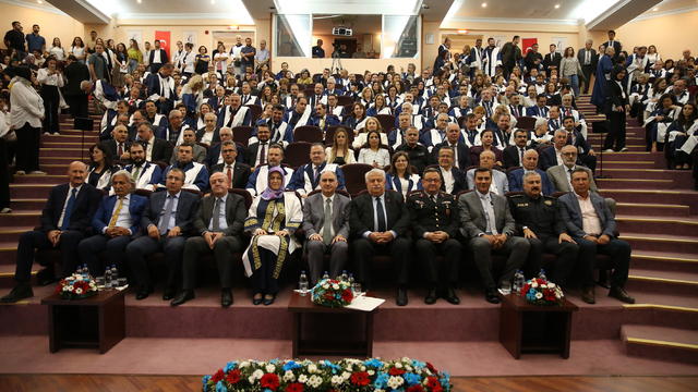 Manisa Celal Bayar Üniversitesinde yeni akademik yıl törenle açıldı