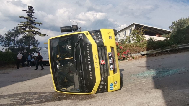 Mudanya'da toplu taşıma aracı devrildi