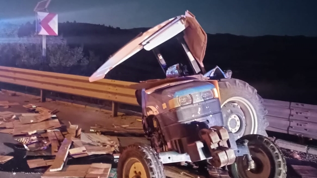 Afyonkarahisar'da tırın traktöre çarptığı kazada 1 kişi öldü