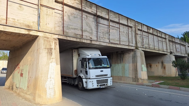 Mersin'de bir kamyon köprü altında sıkıştı