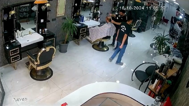 Elazığ'da deprem sırasında kuaför dükkanındaki panik kamerada